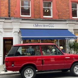 Red Range Rover outside Chiltern Street Deli in London