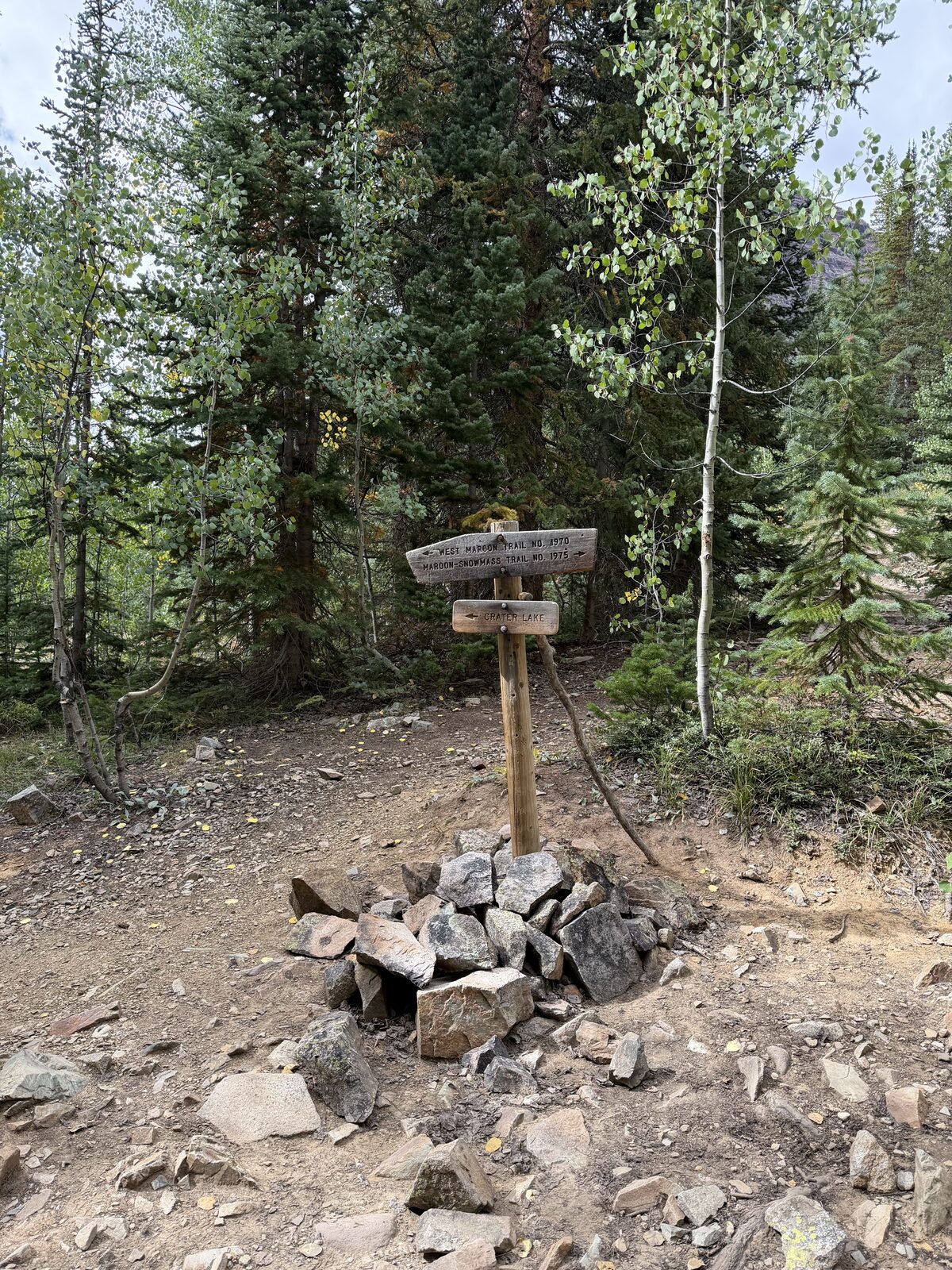 Trail sign and cairn near Maroon Bells