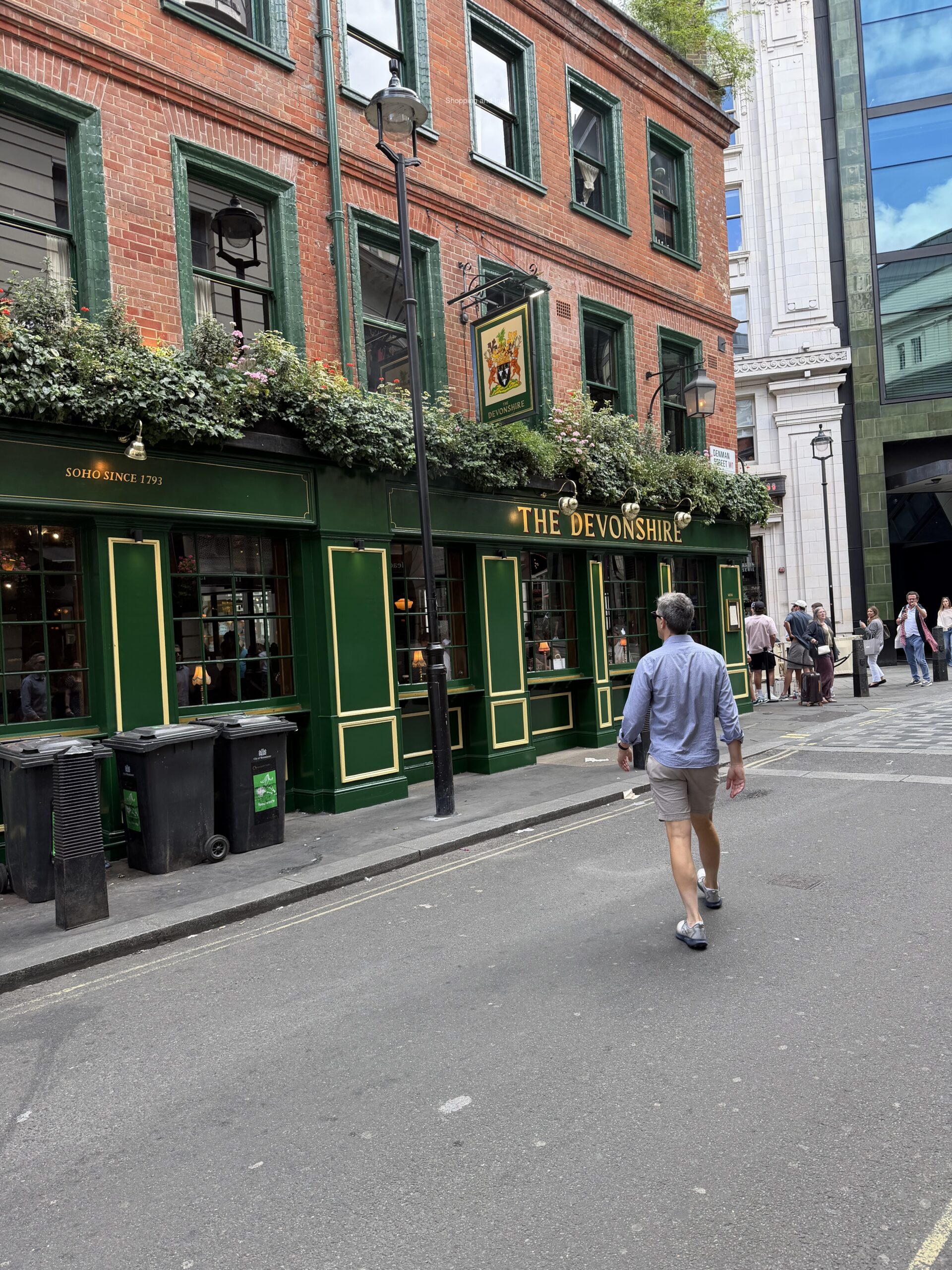 sneakers guide, walking in London, polished sneakers