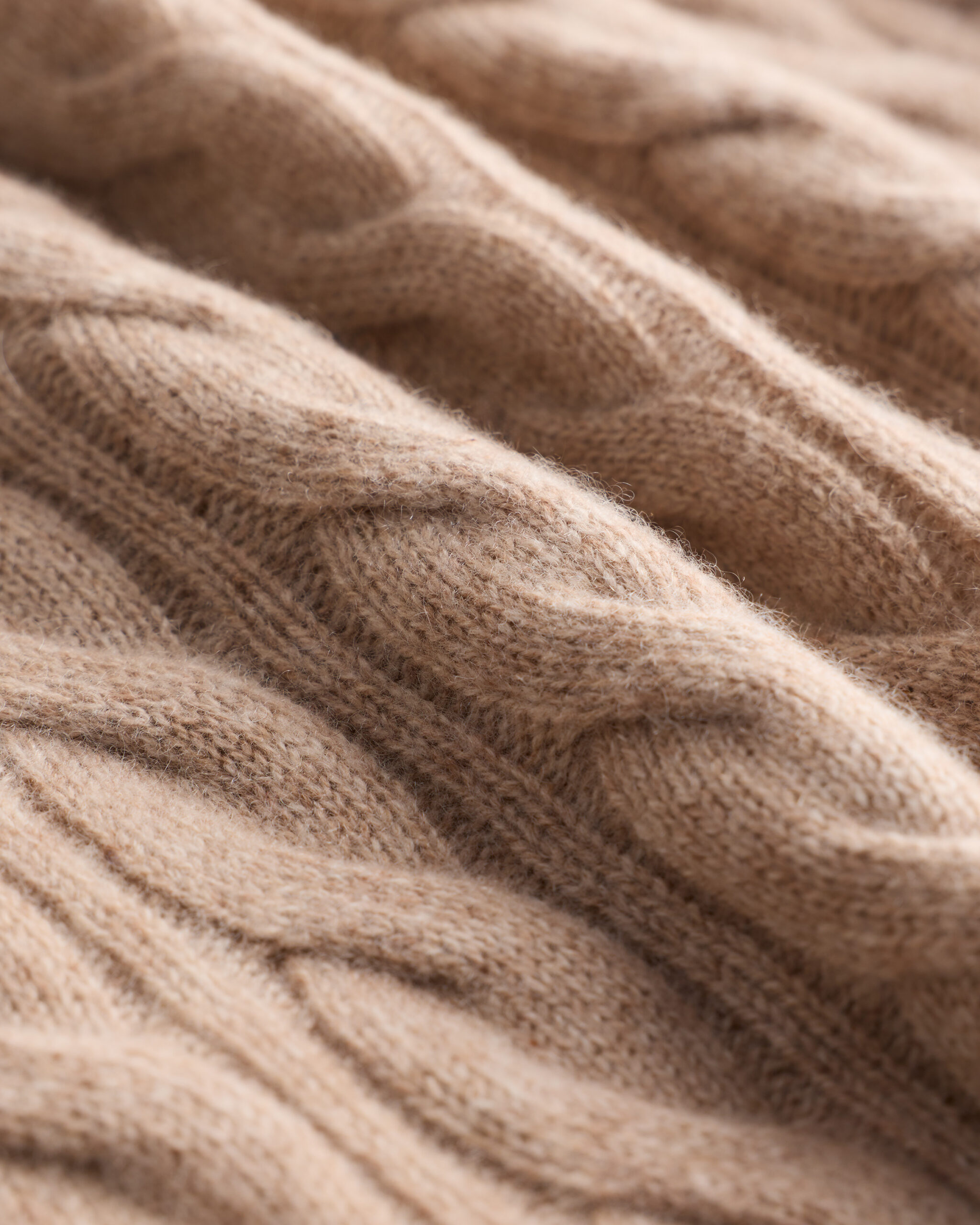 Oatmeal shrunken cable-knit cashmere crewneck by Quince