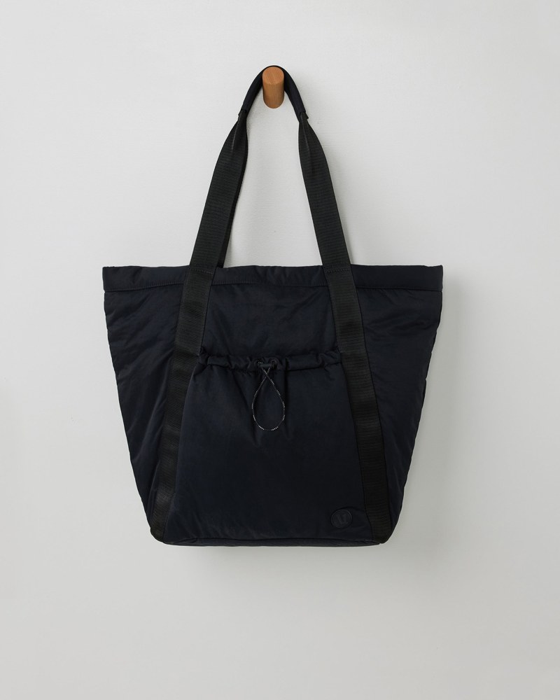 Vuori All Around Tote in black